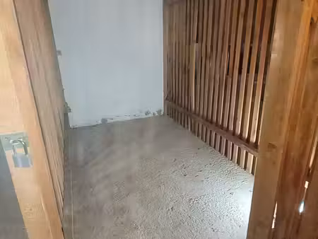 cave / local sain  propre avec accès sécurisé