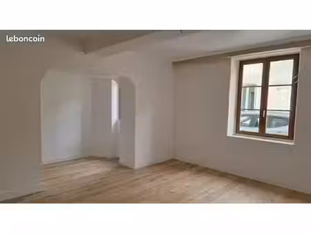 chambre à louer poligny maison rénovée avec terrasse