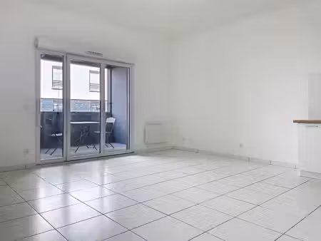 t2 refait à neuf - terrasse 8m2 - box en sus
