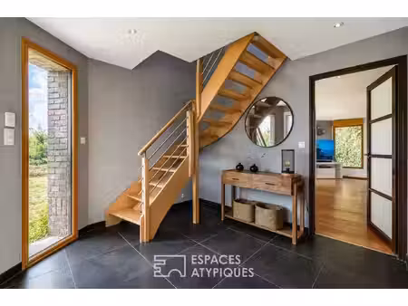maison d'architecte dissimulée dans son écrin de verdure