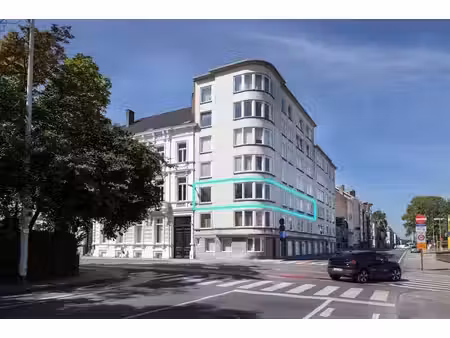 ruim  te renoveren  appartement met 4 slpks en grote garage.