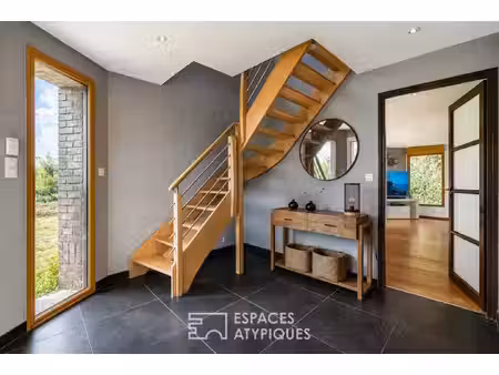 maison d'architecte dissimulée dans son écrin de verdure