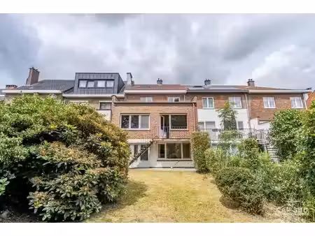 grande maison familiale avec jardin au cœur de waterloo