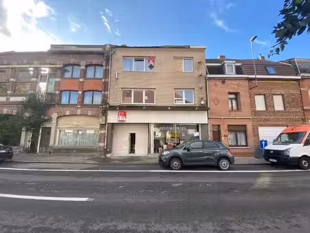 immeuble commercial avec habitation et plusiers possibilités