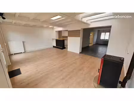 maison entièrement rénovée  avec 3 chambres  grand atelier de 54 m² et garage
