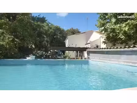 loue chambre dans une villa piscine 5mn à pieds plages