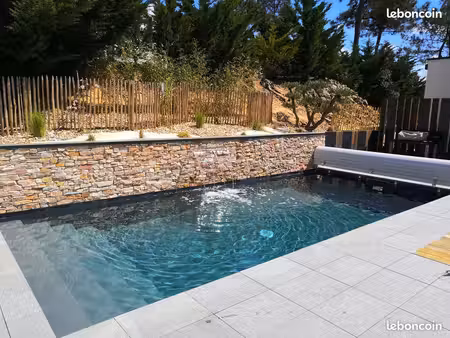 villa moderne  piscine  étang privé et bord de mer