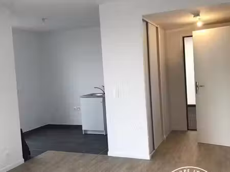 2 pieces au 2eme etage d'un immeuble neuf - location sous dispos
