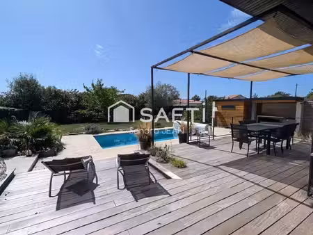 maison contemporaine de plain-pied avec piscine