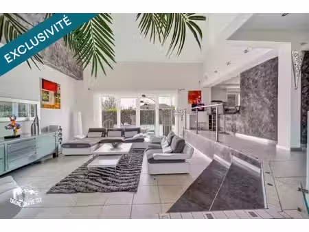 maison individuelle 223 m² avec piscine chauffée