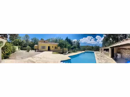 villa traditionnelle en pleine nature