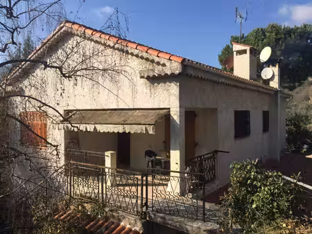 haut de villa à contes : terrain  annexes et piscine