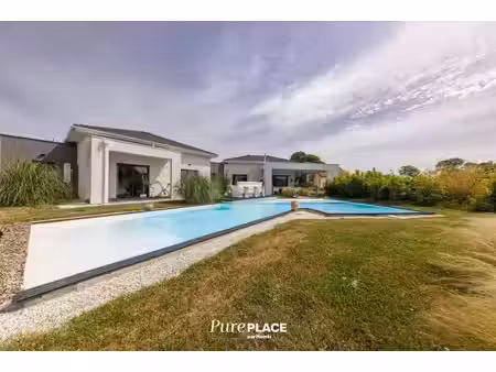 villa d’architecte contemporaine avec piscine chauffée et vues sur le puy de dôme et le...