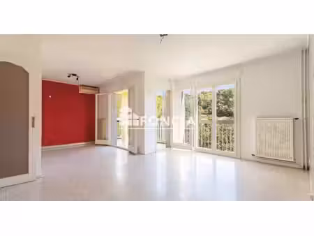 t4 lumineux avec vue sur la colline