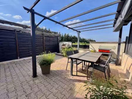 charmante maison mitoyenne de 4 pièces avec garage et terras