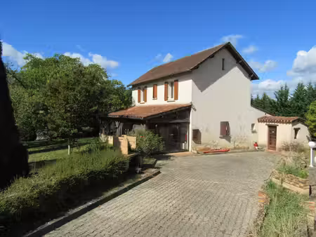 propriété avec maison 4 chambres  plusieurs bâtiments et 1.8 hectares de terrain