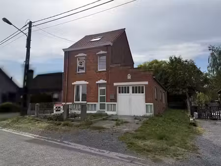 maison villageoise avec jardin et garage en pleine campagne
