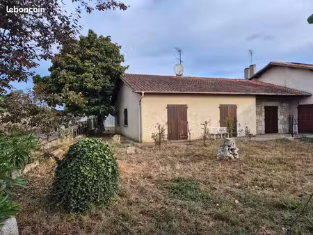 a louer maison de plain pied avec 3chambres  garage et jardin