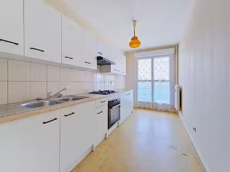 appartement f4 avec balcon  parking et cave