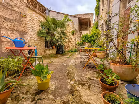au cœur de la bastide d’eymet  maison en pierre ancienne entièrement rénovée donnant sur u