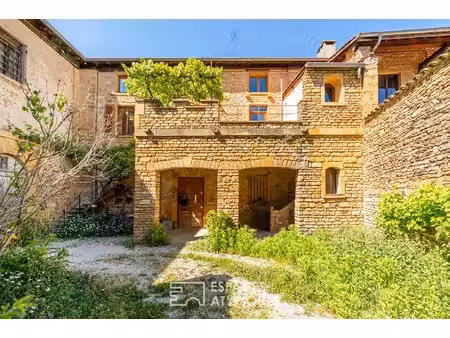 maison en pierres dorées à rafraîchir avec jardin et cave voûtée