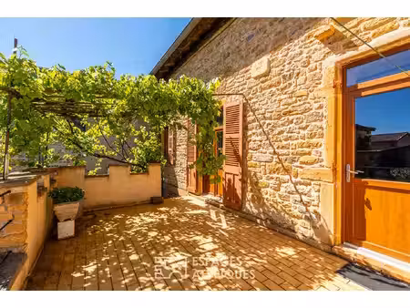 maison en pierres dorées à rafraîchir avec jardin et cave voûtée
