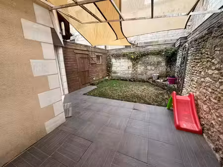 véretz. agréable maison de ville avec climatisation reversible sur petit jardin avec chale