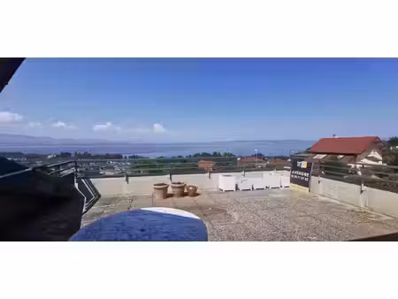 spacieux penthouse t3 avec vue panoramique sur le lac.