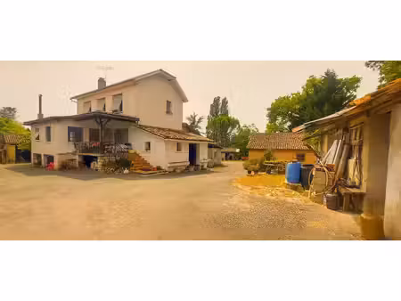 proche lauzun propriété ancienne environ 640 m² de bâtiments sur parcelle d'env. 4ha 58a 3