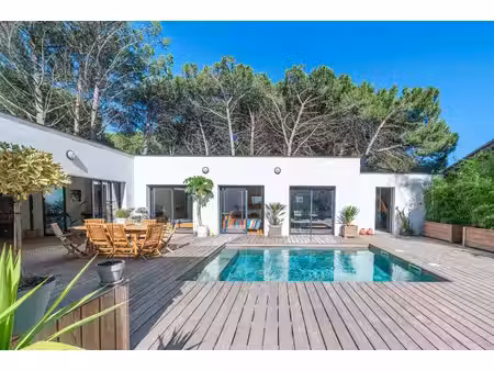 lumineuse villa de plain-pied avec piscine et spa