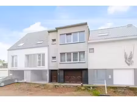 opbrengsteigendom met 2 appartementen en grote garage.