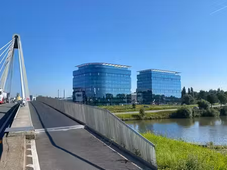 bureaux haut de gamme de 625 m² à louer dans les blue tow...