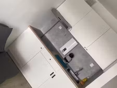 studio élégante à louer au 3e étage de la rue henri-jaspa...