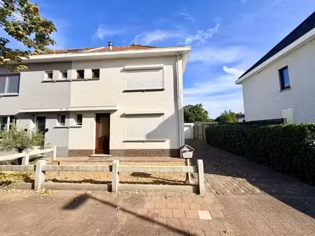 te renoveren halfopen bebouwing met 3 slaapkamers in hart...