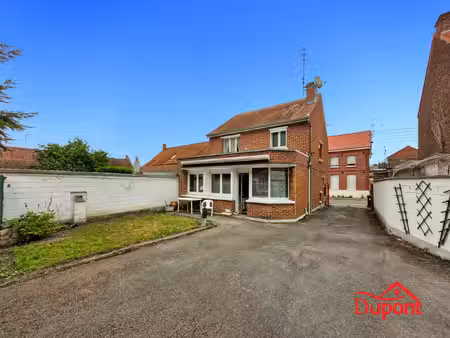maison semi-individuelle avec 3 chambres  jardin et 3 garages !