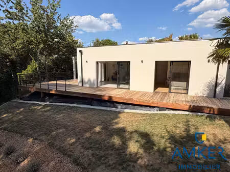 maison contemporaine avec cadre nature en ville