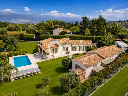villa de plain-pied - proche mandelieu - 3 chambres + 1 studio - piscine