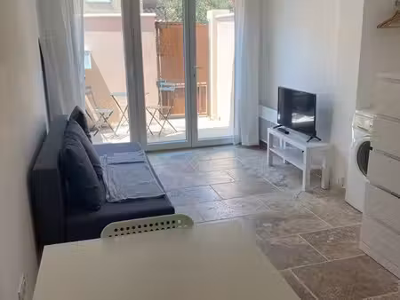 joli studio avec terrasse