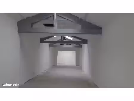 local 205 m² climatisé et bien éclairé  refait à neuf