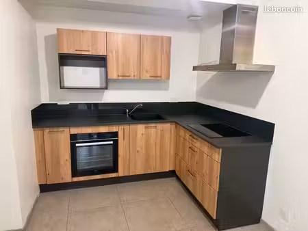 rdc avec court dans un immeuble entièrement rénové à boulzicourt