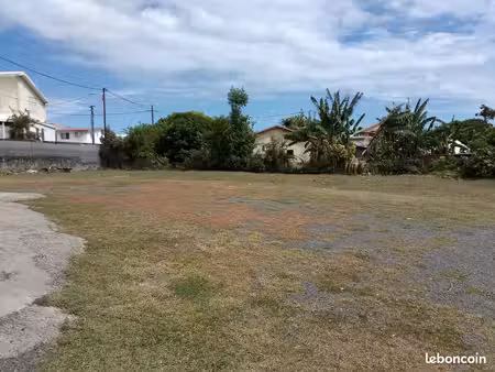 1 terrain privé et constructible de 440 m². pour emplacement de stationnement  parking ou 