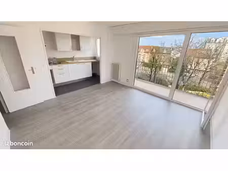 courbevoie  t1 avec grand balcon et parking fermé