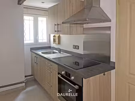 a vendre à châteaurenard  maison de village avec 3 chambres.