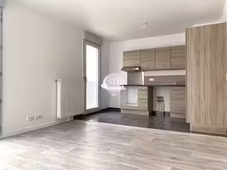 f2 avec balcon - loyer 735 € + 95 €