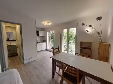 a louer studio meublé lumineux de 22 m² avec parking et cave