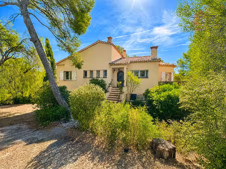 villa 6 pièces à saint-raphaël avec aperçu mer et grand terrain