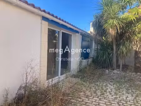 maison de plain pied avec deux chambres a finir de rénover.