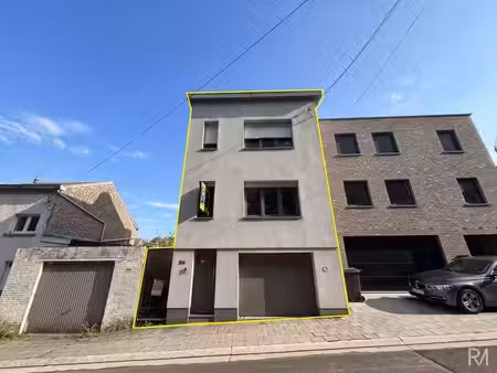maison 3 façades en cours de rénovation avec jardin