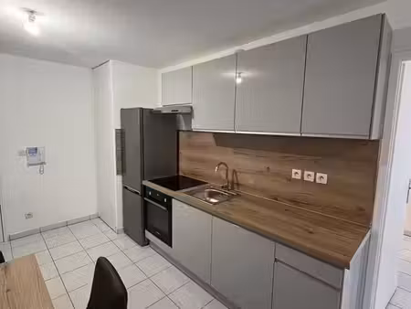 t2 meublé avec balcon et 2 parkings - thyez - disponible immédiatement