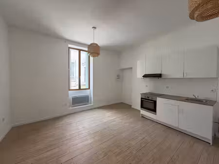 nimes - appartement t2 de 34.59m2 entierement renove avec place de parking